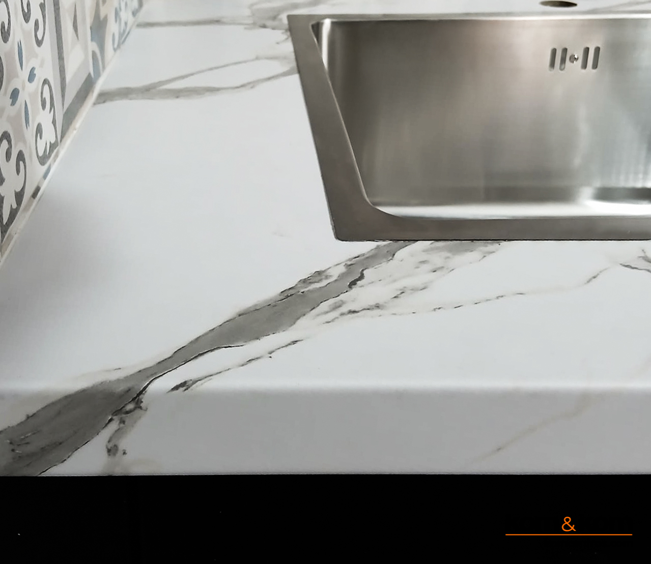 encimera laminada marmolada con fregadero de reborde extrafino.